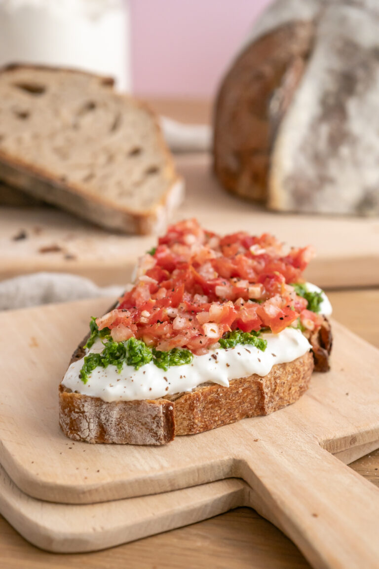 Burrata-Pesto mit Bruschetta auf Brot