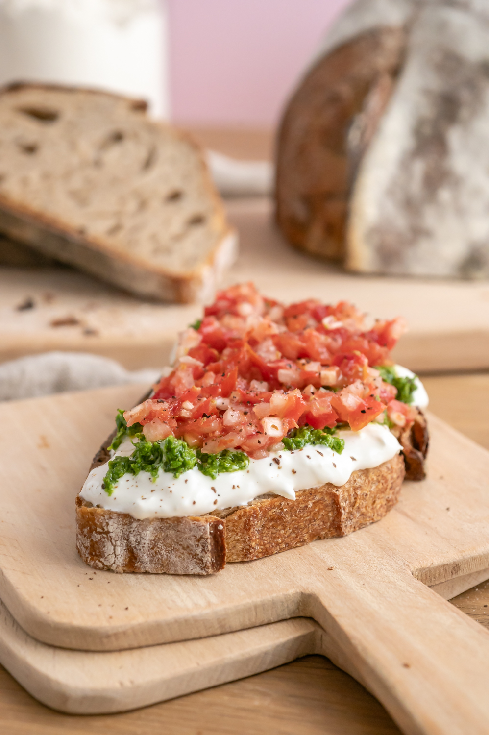 Burrata-Pesto mit Bruschetta auf Brot