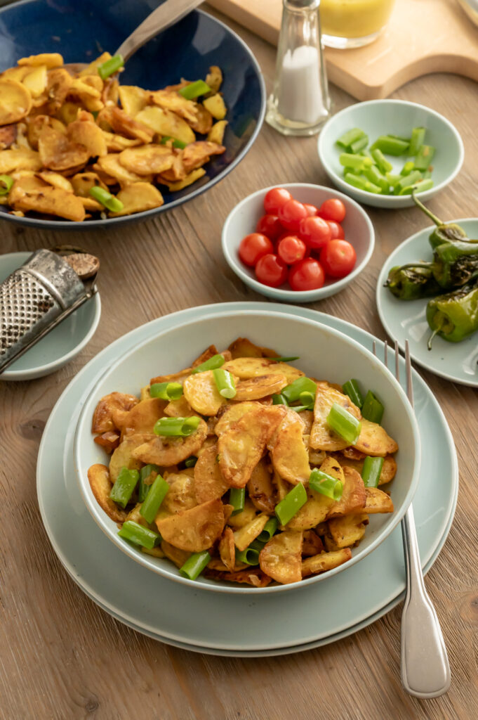 Warmer Bratkartoffelsalat frisch serviert