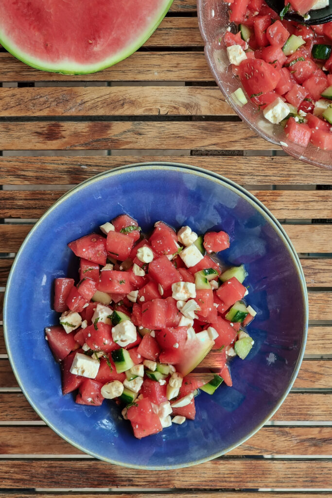 Rezept für Melonensalat mit Feta, Gurke und Nüsse. vegan möglich