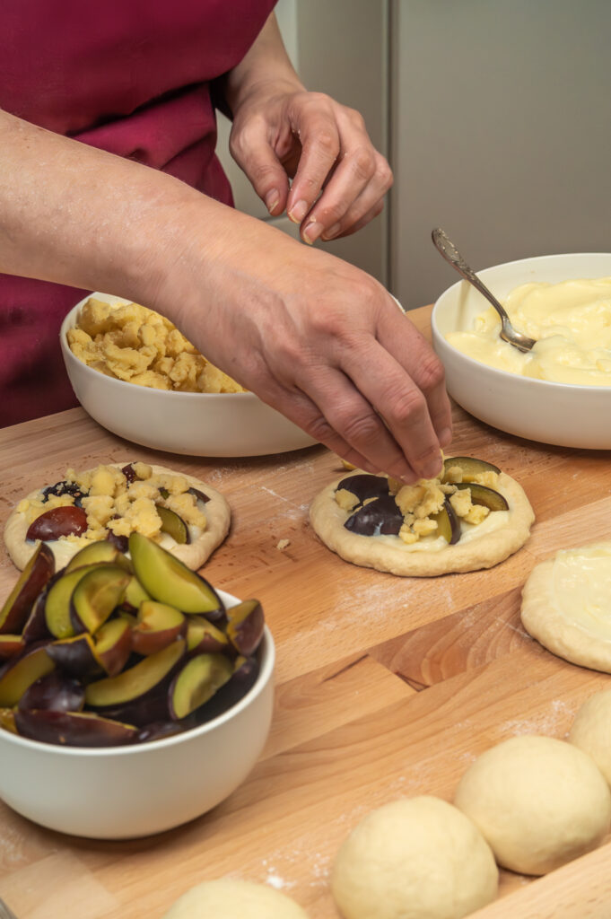 Kleine Pflaumen-Streuseltaler mit Pudding selbst backen Das Rezept ist ehr einfach und die Streuseltaler sind im Nu fertig.