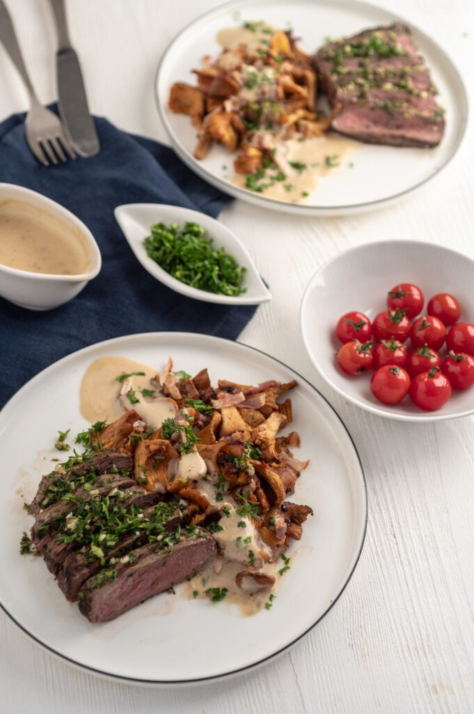 Steak-Pfanne mit Pfifferlingen und Omas Rahmsauce. Dazu eine Zitronen Kräuter Marinade für das Steak.