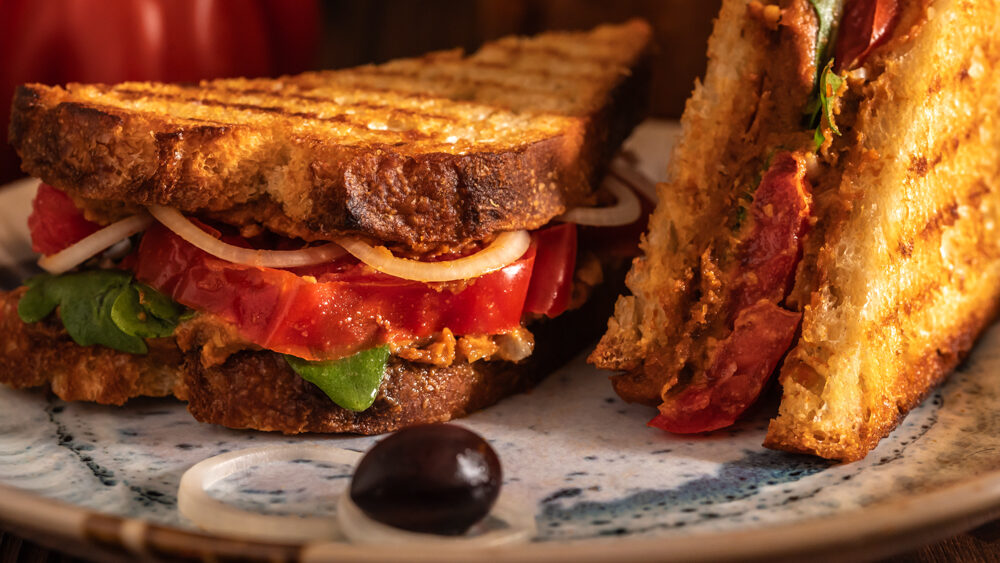 Rezept für veganes Sandwich mit Tomaten Brotaufstrich und Olivenöl