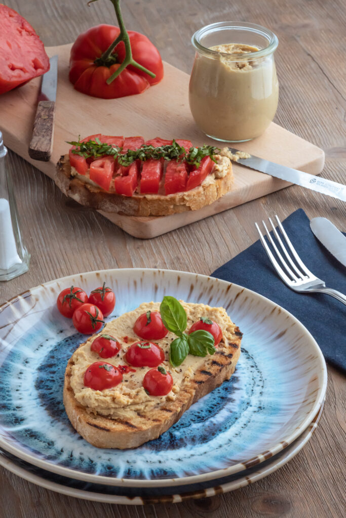 Tomaten-Sandwich mit Hummus Rezept mit weniger Tahini