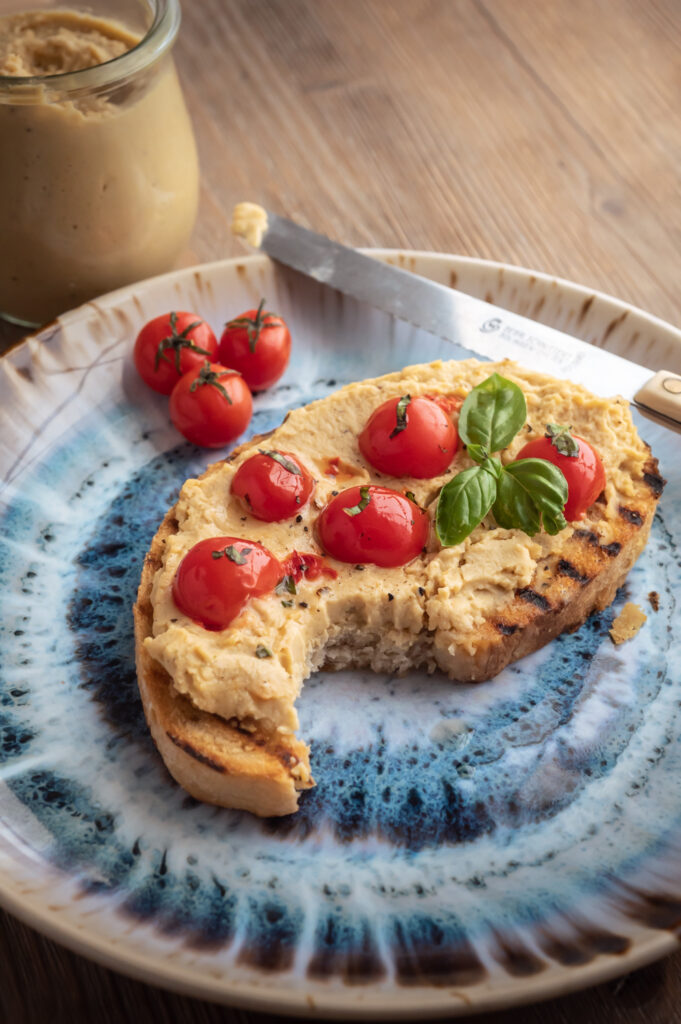 Tomaten-Sandwich mit Hummus Rezept mit Chili-Öl zum nachmachen