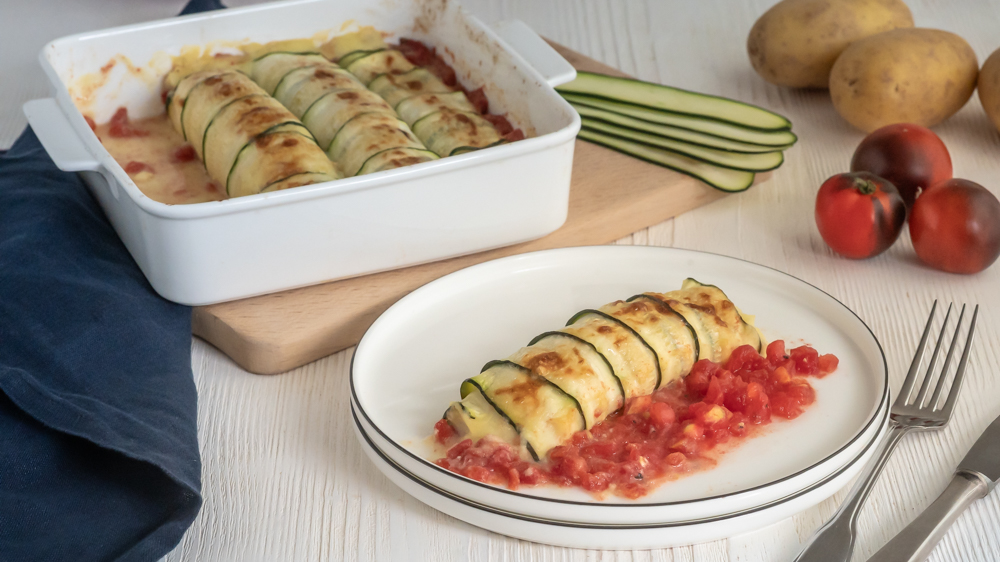 Zucchini-Röllchen aus dem Ofen mit Kartoffelpüree und Tomaten Concasse