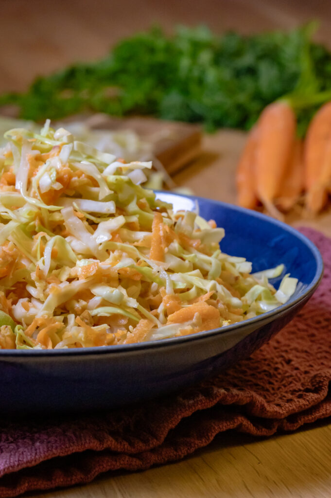 Coleslaw aus Weißkohl ohne Mayo und Zucker