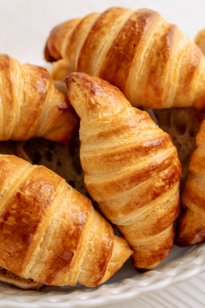 Schnelle Croissants aus Fertigteig im Brotkorb