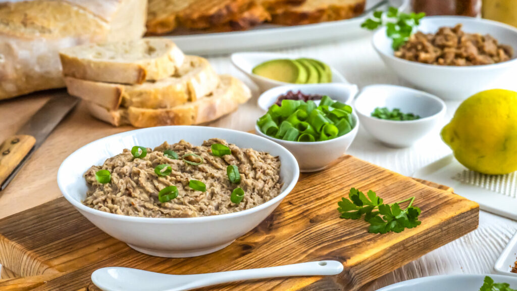 Rezept für Salata de Vinete. Der vegetarisch Brotaufstrich mit Aubergine