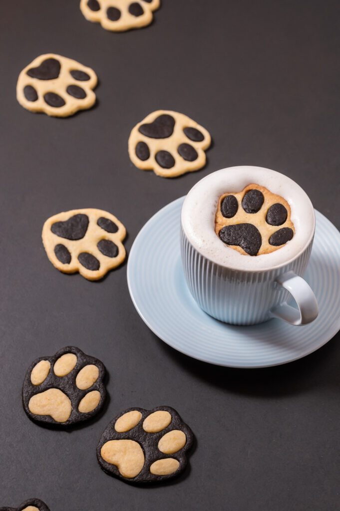 Pfoten-Kekse, die schwimmen sogar in Milch. Entdecke jetzt mein Rezept für Schwarz-Weiß Gebäck.