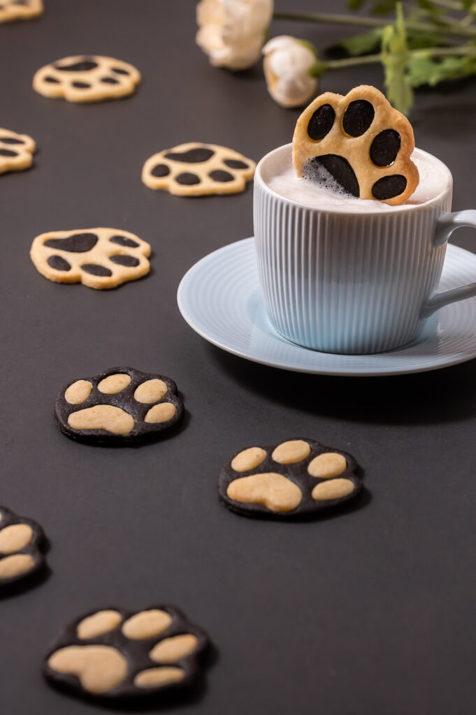 Schwarz-Weiß Gebäck mit besonderen Ausstechformen. Netdecke jetzt mein Rezept für Schwarz-Weiß Gebäck und meine Pfoten-Kekse.
