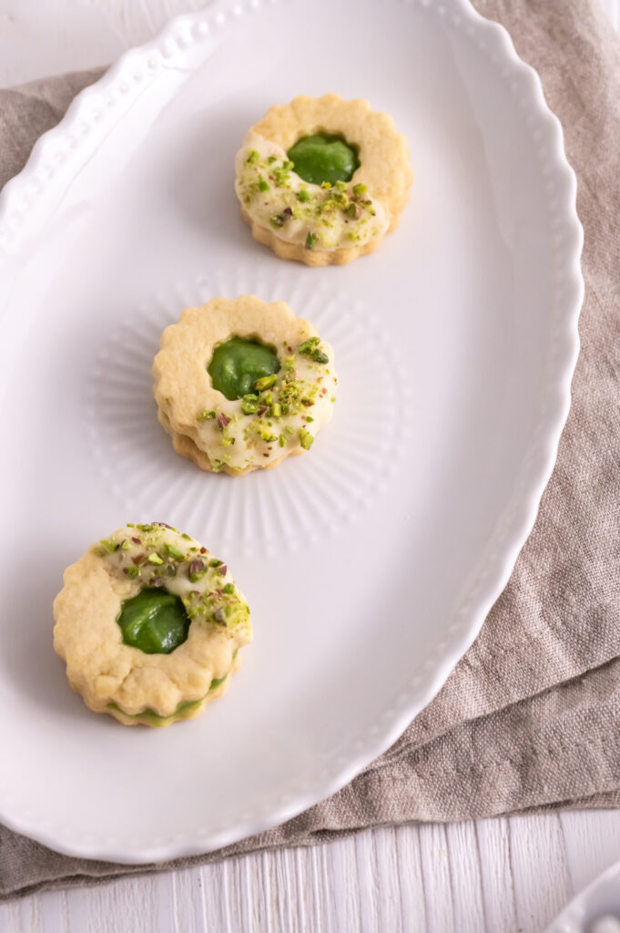 Gefülltes Buttergebäck mit Schokolade, Pistazeien und Pistaziencreme