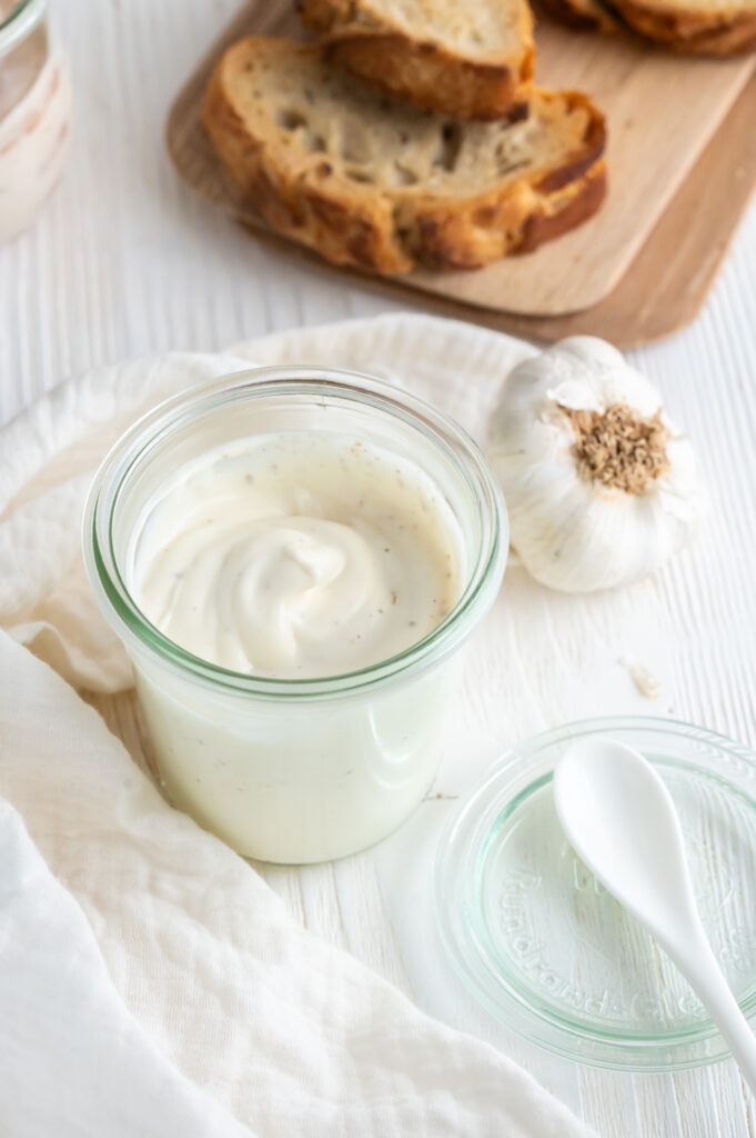 Aioli-Rezept mit Milch-Mayonnaise Rezepte-SilkesWelt.de eim Mixen meiner Aioli lasse ich den Knoblauch getrennt von der Milchmayonnaise, so bleibt der Knoblauchgeschmack wunderbar zart und fein.