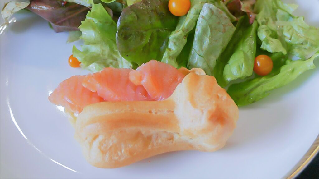 Herzhafte Windbeutel mit Lachs zum Salat