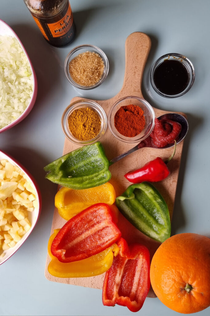 Zutaten für das fruchtige Currywurstsauce Rezept mit Orange und Paprika