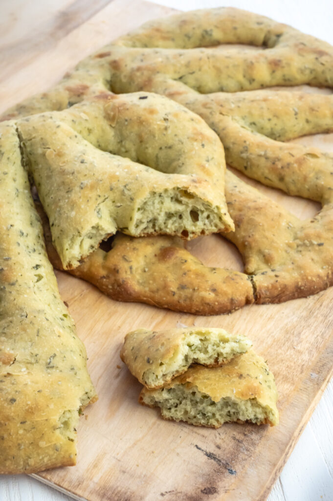 Fougasse mit viel fein gehackten wilden Knoblauch. Das Freundschaftsbrot mit besonderem Aroma, einfach selbst backen.