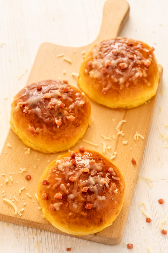 Potato Buns-superweiche Kartoffel Burger Buns mit Speck und Käse Topping Rezept.