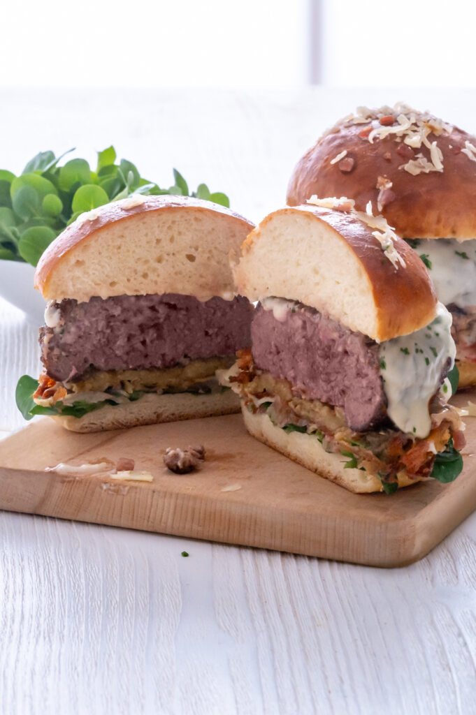 Den besten Rösti-Burger mit Käsesoße Rezept und 180 g Patty selbst machen.