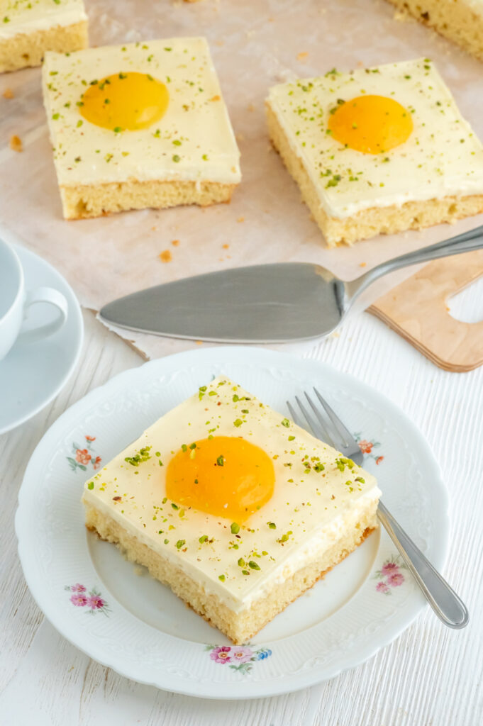 Spiegeleierkuchen vom Blech mit gehackten Pistazien garniert.