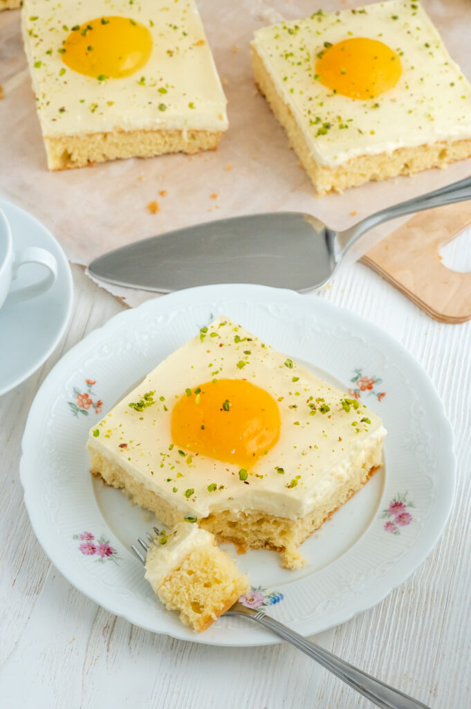 Spiegeleierkuchen vom Blech mit extra lockerem Tortenboden.