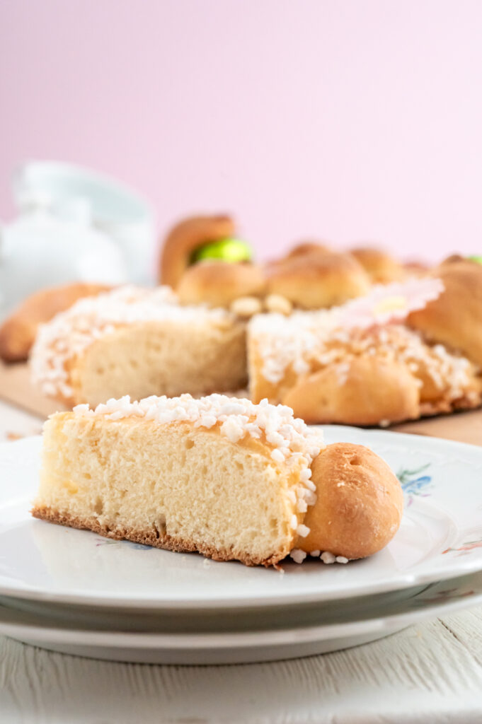 Osterhasen aus Hefeteig backen. Leckere Brioche in Form eines Osterhasen.