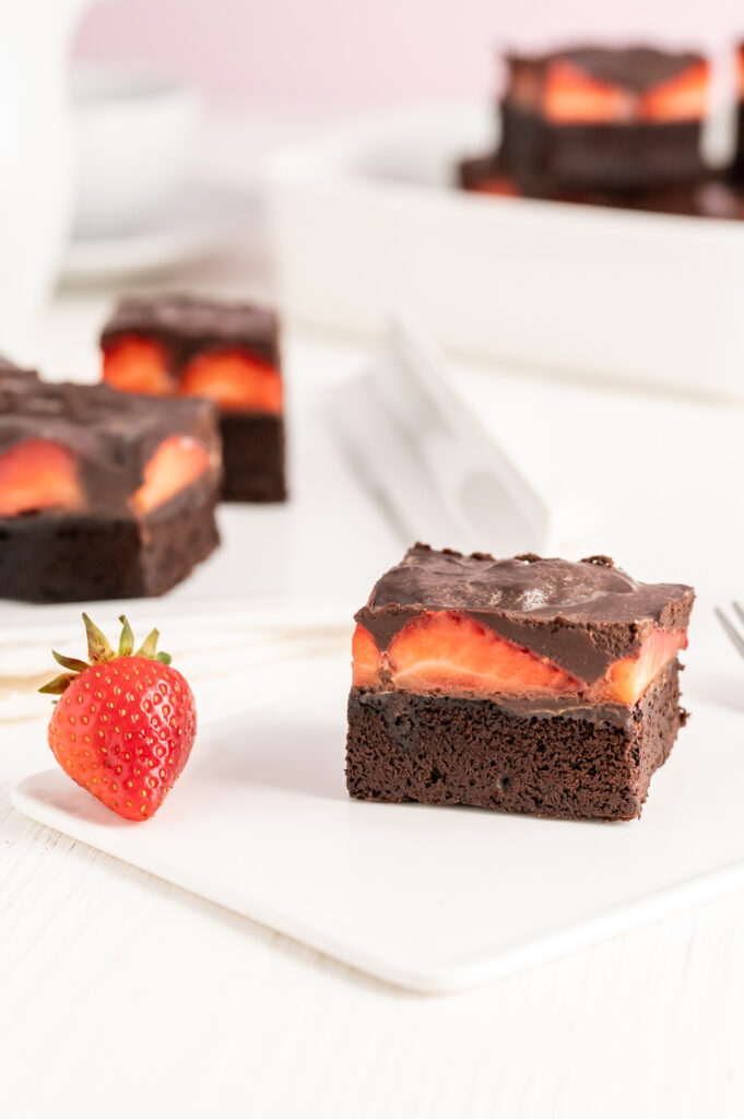Gigantisch leckere Schoko-Brownies mit Erdbeeren Rezepte-SilkesWelt.de Schoko-Brownies mit Erdbeeren und dunkler Ganache überzogen