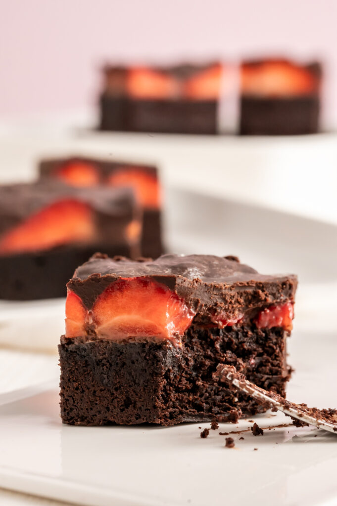 Ein herrliches und dekadentes Dessert. Mein Schoko-Brownies mit Erdbeeren Rezept.