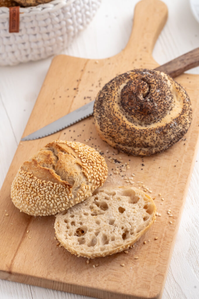 Schnelle Sonntagsbrötchen über Nacht selbst backen. Entdecke mein Rezept.