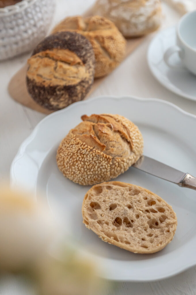 Einfach Sonntagsbrötchen über Nacht selbst backen. 