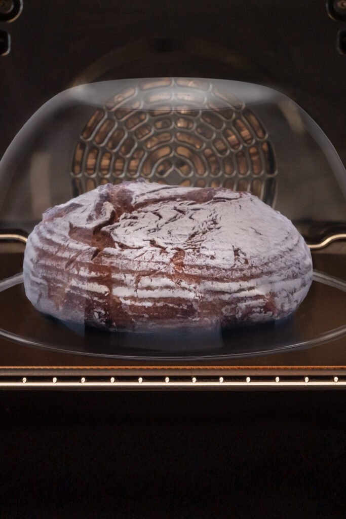 Backen mit Backstahl und Glaskuppel