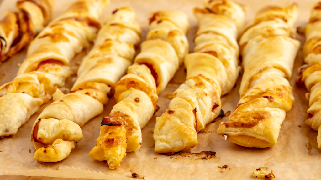Blätterteigstangen mit Käse und Schinken Rezepte-SilkesWelt.de