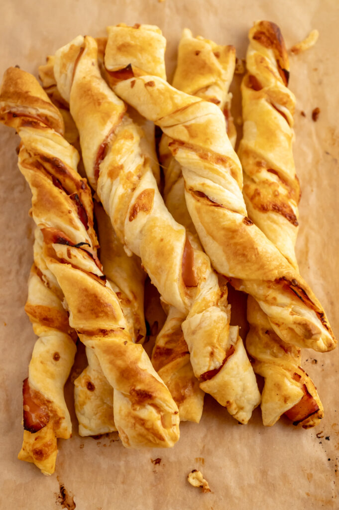 Blätterteigstangen mit Käse und Schinken Rezepte-SilkesWelt.de Blätterteigstangen mit Käse und Schinken einfach selbst machen