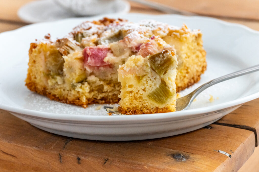 Rhabarber Blechkuchen - mit weißer Schokolade Rezepte-SilkesWelt.de