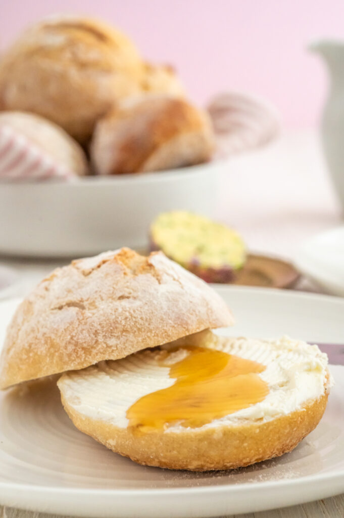 Schnelle Dinkelbrötchen zum Frühstück. Einfach selbst backen.