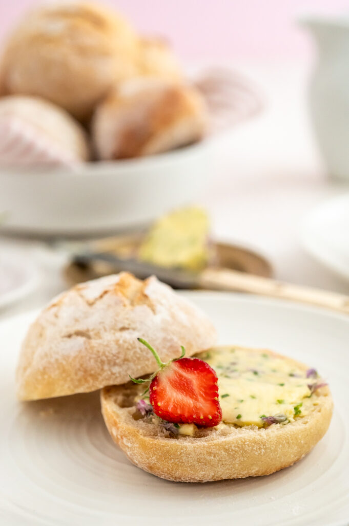 Zwei Stunden Ruhezeit für schnelle Dinkelbrötchen. Perfekt fürs Frühstück.