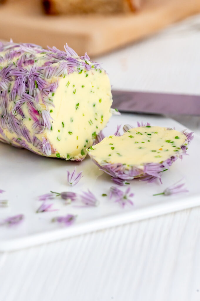 Einfach Schnittlauchblütenbutter selbst herstellen 
