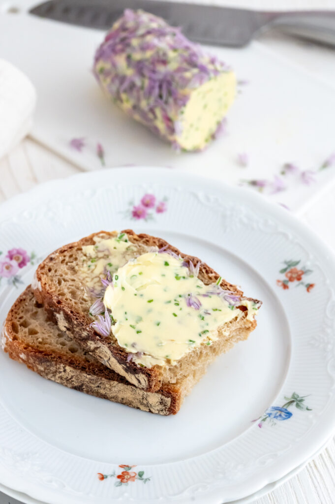 Leckere Schnittlauchblütenbutter auf Sauerteigbrot