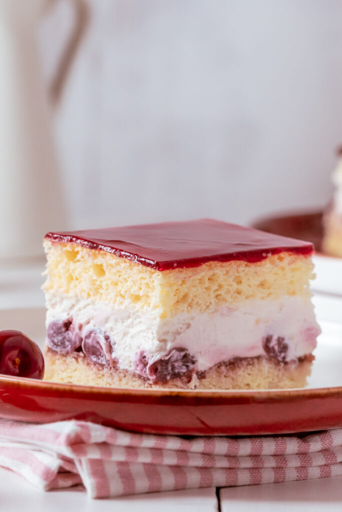 Ein einfacher Kirsch-Blechkuchen ohne Gelantine. Mit Rührteig-Boden.
