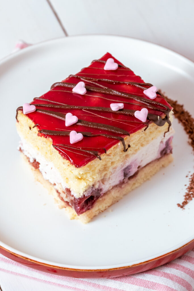 Ein einfacher Kirsch-Blechkuchen ohne Gelantine. Mit frischen Kirschen und Tortenguss. Überzogen mit flüssiger Schokolade.