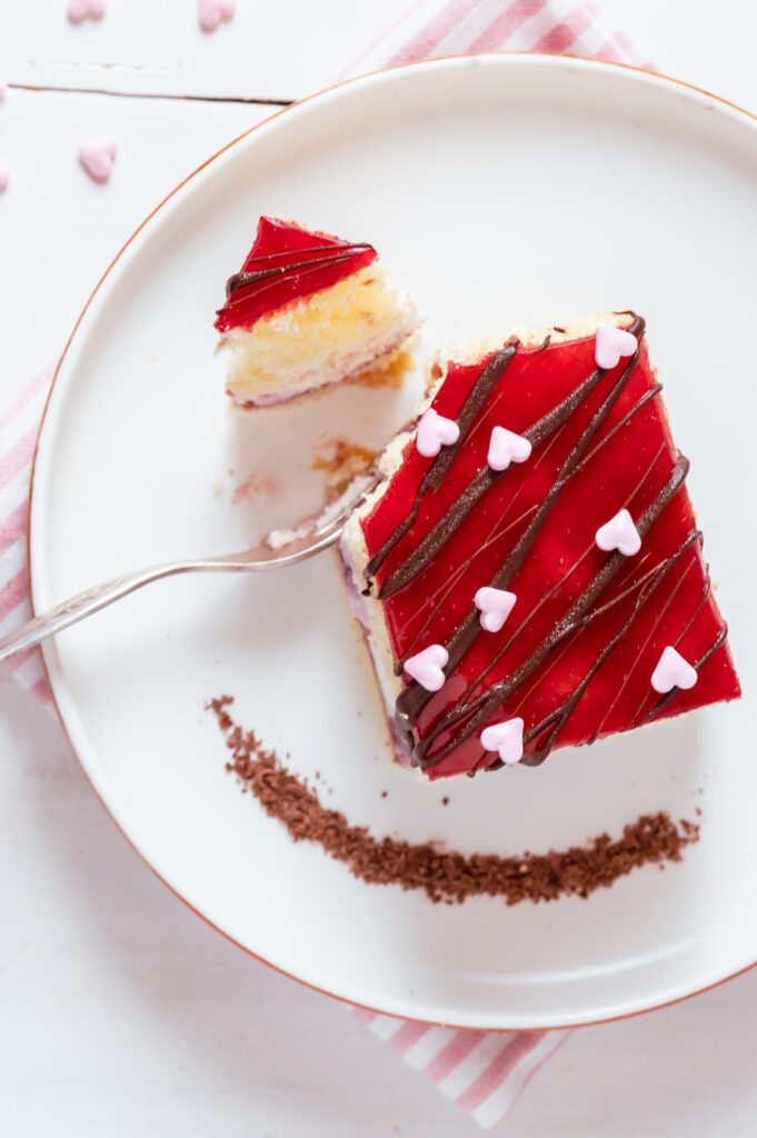 Ein einfacher Kirsch-Blechkuchen ohne Gelantine. Mit frischen Kirschen und Tortenguss. Überzogen mit flüssiger Schokolade. Dekoriert mit Herzen.