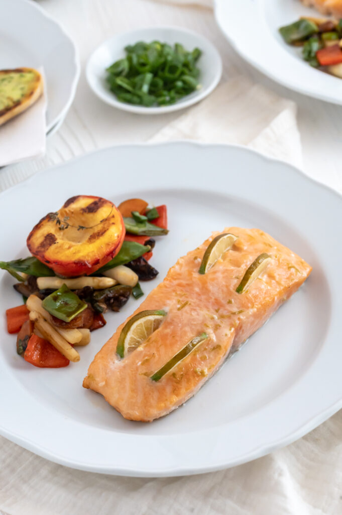 Gegrillter Lachs mit Limetten-Honig Glasur Rezepte-SilkesWelt.de Gegrillter Lachs mit Limetten-Honig Glasur
