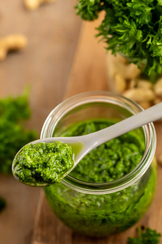 Einfaches Petersilien-Pesto mit Cashew Rezept