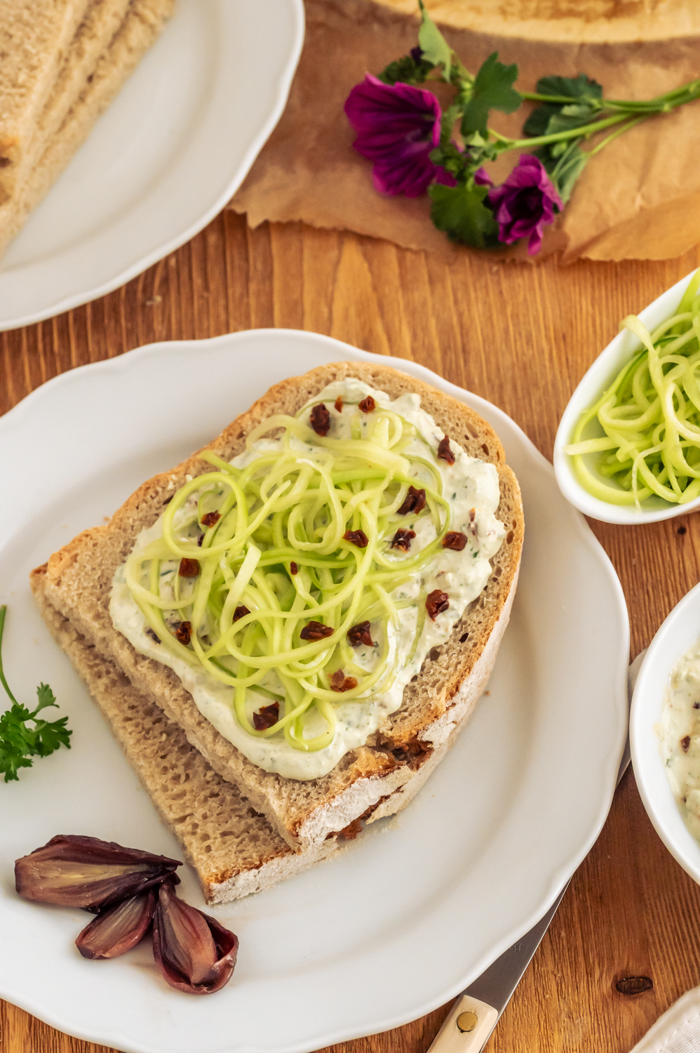 Leckerer Kräuter-Ricotta Dip als Aufstrich, mit Gurken_Spaghetti und getrockneten Tomaten. 