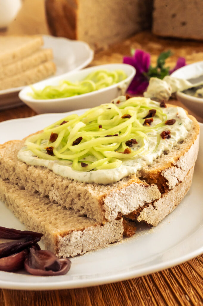 Kräuter-Ricotta Dip als Aufstrich auf superschnellem Mischbrot im Topf gebacken.
