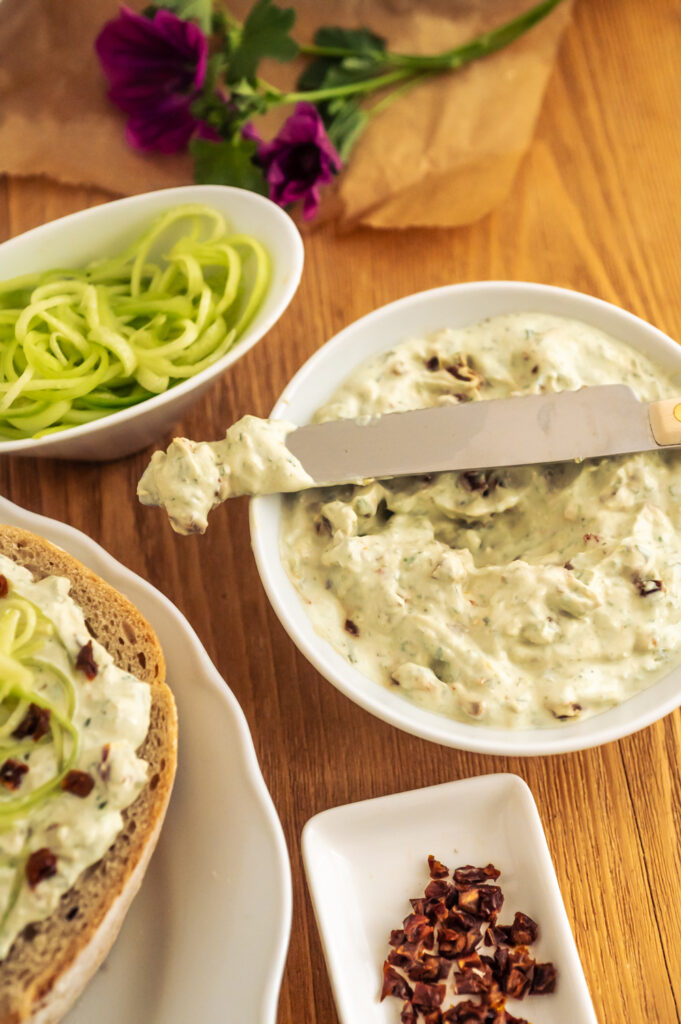 Kräuter-Ricotta Dip als Aufstrich Rezepte-SilkesWelt.de Kräuter-Ricotta Dip, den ich gerne als Aufstrich mit Tomate und Gurke verfeinere.