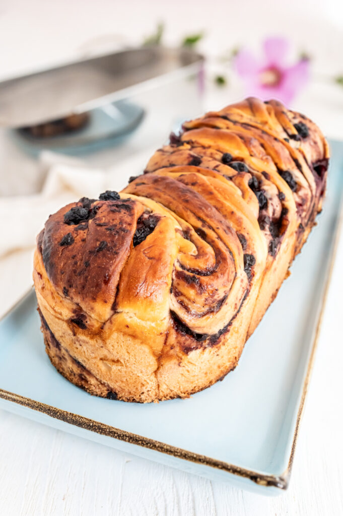 Mein Babka mit Heidelbeeren Rezept mit Marmelade und Zimt-Zucker., im ovalen Backrahmen gebacken.