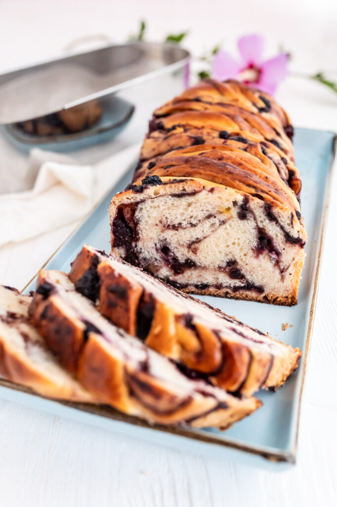 Mein Babka mit Heidelbeeren Rezept mit Marmelade und Zimt-Zucker.  Fruchtiger Hefezopf mit wenig Zucker.
