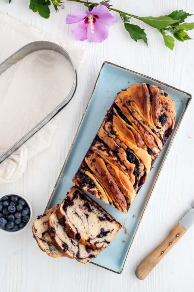 Mein Babka mit Heidelbeeren Rezept mit Marmelade und Zimt-Zucker. 
