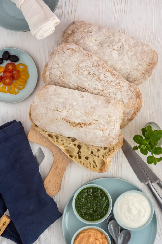 Einfach und schnell Dinkel-Ciabatta Rezept selbst backen. Mein Rezept mit allen Tipps, für fluffige Ciabatta aus Dinkelmehl mit feiner Kruste.
