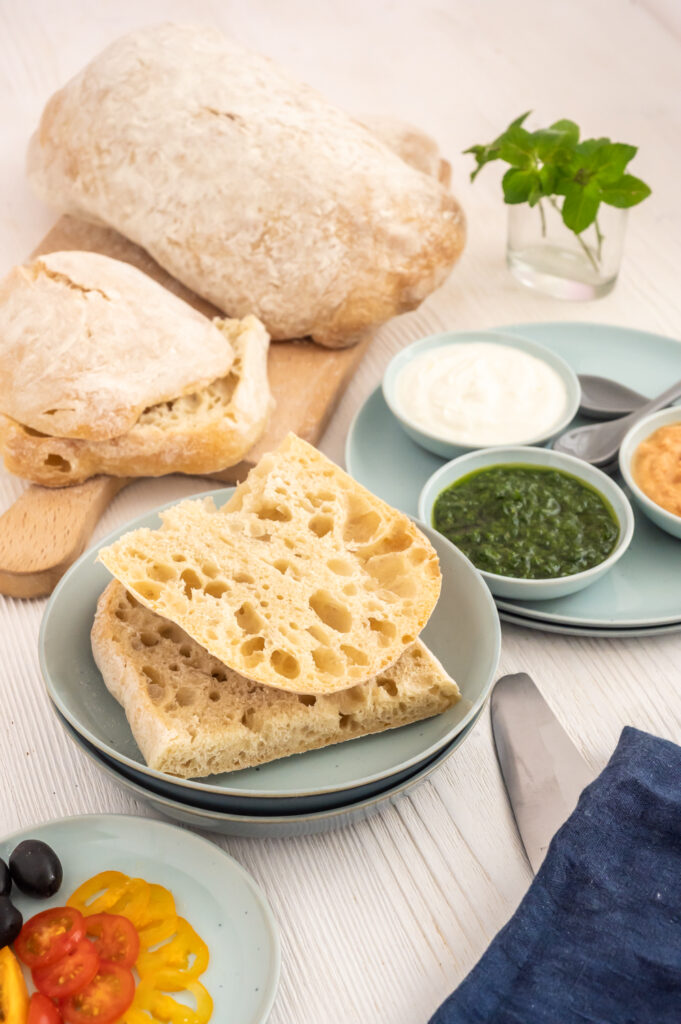Mein Rezept für fluffige Ciabatta aus Dinkelmehl mit feiner Kruste. Einfach und schnell selbst backen.